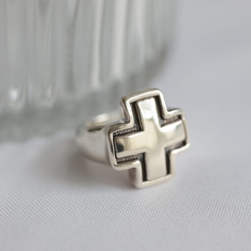 Anillo Cruz del Equilibrio con Empavonado