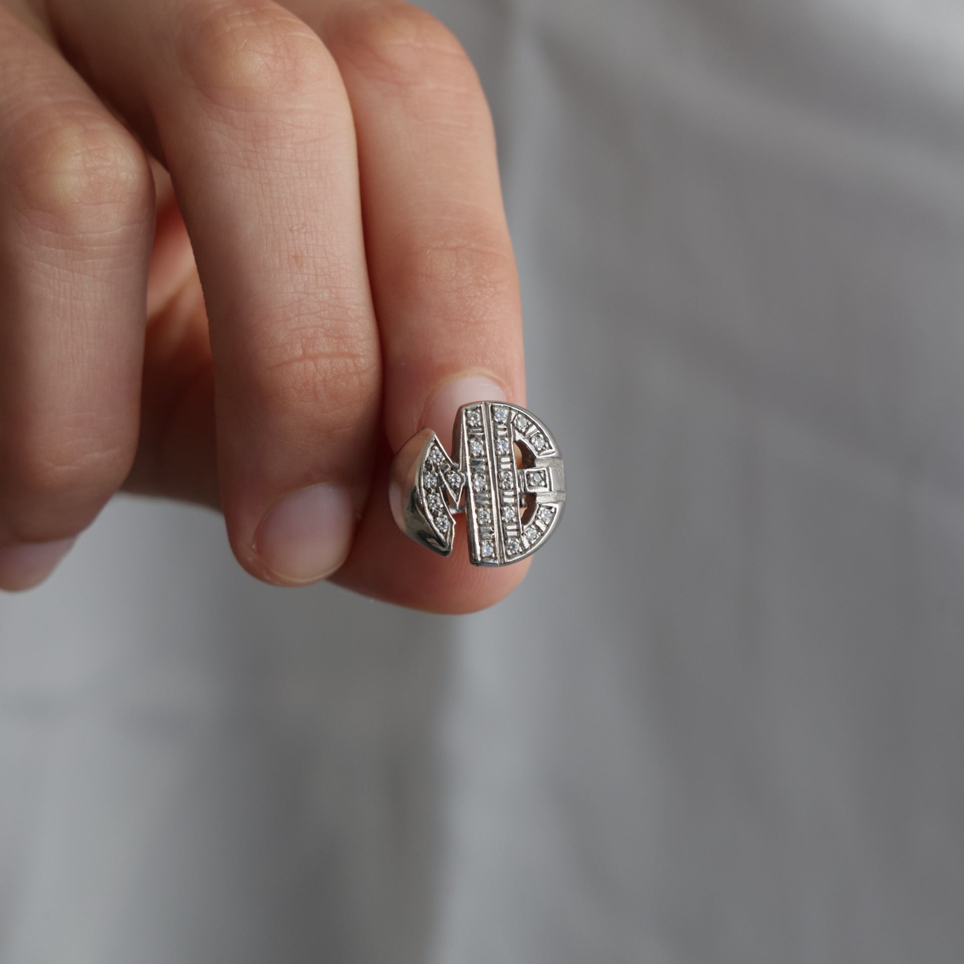 Anillo Iniciales Oval ME con Cubics