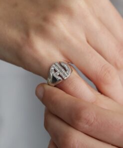 Anillo Iniciales Oval AV con Cubics