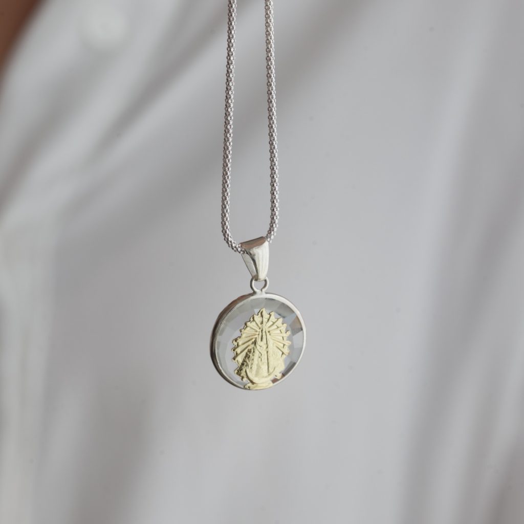 Dije Virgen de Lujan Cristal Plata y Oro